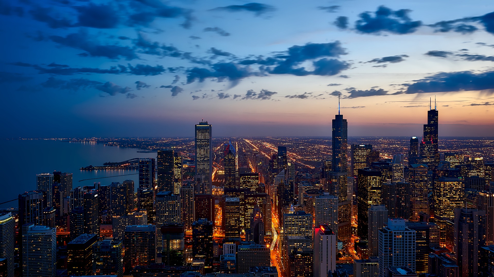 Segunda imagen del banner - edificios atardecer